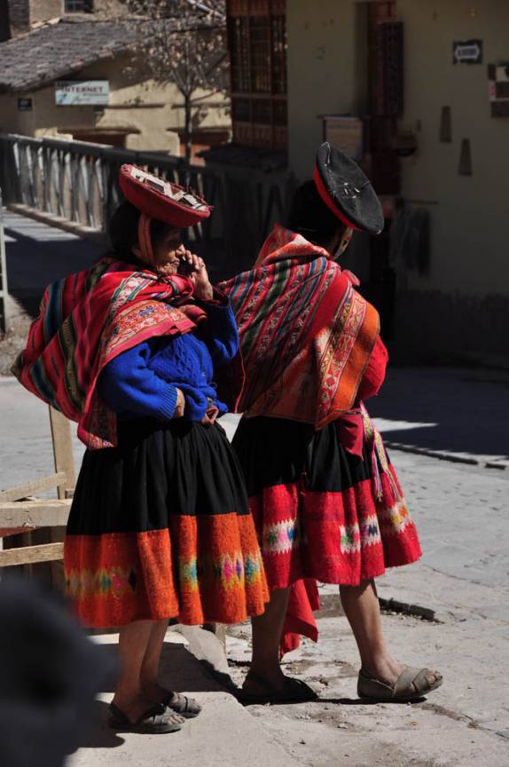 Trajes típicos em Ollantaytambo, no Valle Sagrado, perto de Cusco, no Peru